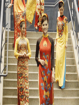 Sinh viên gốc Việt lần đầu trình diễn áo dài tại Mỹ