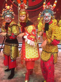 Lục Tiểu Linh Đồng đắt show 'năm tuổi'