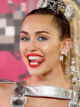 Miley Cyrus gây tranh cãi khi làm huấn luyện viên The Voice Mỹ