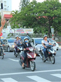 CSGT Đà Nẵng bắt người vi phạm...'chép phạt' giữa đường