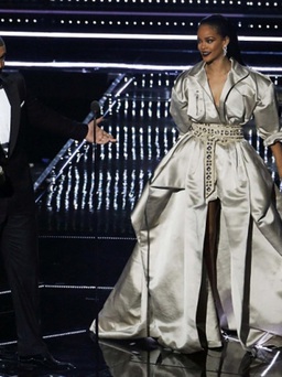 Drake và Rihanna đối đầu trong danh sách đề cử People’s Choice Awards 2017