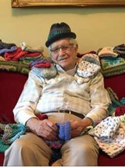 Cụ ông 86 tự học cách đan mũ len để tặng trẻ sơ sinh