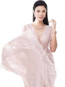 Ngắm nàng hậu Thái Lan đẹp rạng rỡ trong bộ trang sức đá quý, kim cương