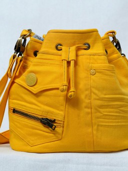 Độc đáo những chiếc túi thời trang tái chế từ đồ jeans cũ của cô gái trẻ Phú Yên