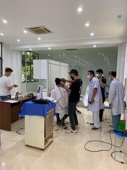 NTM tóc Hà Nội “trổ tài” cắt tóc cho các y bác sĩ bệnh viện Răng Hàm Mặt Trung ương