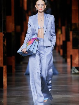 Tỏa sáng trong những mẫu vest, áo khoác siêu xinh của Fendi Xuân Hè 2022