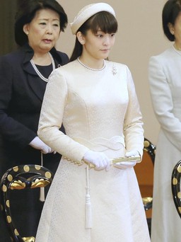 Đeo trang sức ngọc trai, mặc váy công sở - công chúa Nhật giản dị lên xe hoa