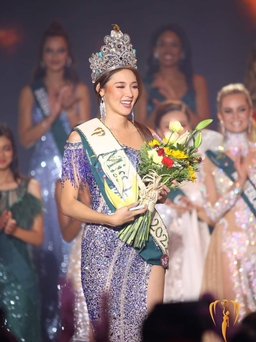 Người đẹp Hàn Quốc diện váy NTK Việt 3.000 USD khi đăng quang Hoa hậu Trái đất
