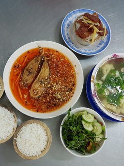 Người Sài Gòn ai từng ăn những món này tại quán cơm 69 năm tuổi?