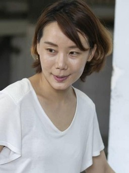 Nghệ sĩ Hàn Quốc Kim Young Nam dạy trẻ làng SOS nói… “Xin chào”