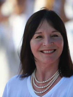 Rộ tin Chủ tịch Miss World Julia Morley dương tính với Covid-19