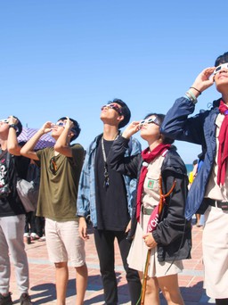 Người trẻ Đà Nẵng hào hứng đội nắng quan sát nhật thực hình khuyên