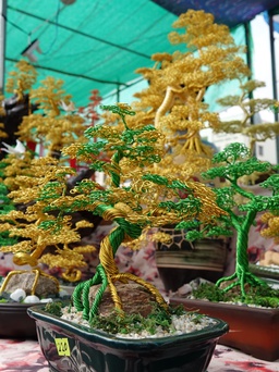 Thu nhập khấm khá mùa tết nhờ uốn dây đồng thành bonsai