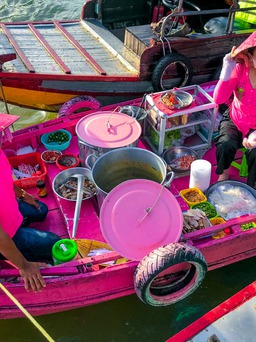 Ghe hồng giữa chợ nổi miền Tây giúp vợ chồng bà chủ bán cả trăm tô bún mỗi ngày