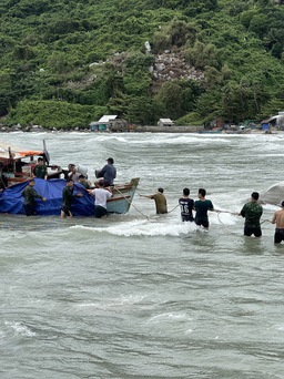 Kiên Giang: Kéo thành công 2 tàu cá bị chìm trên biển vào bờ