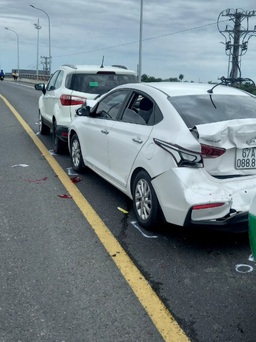 Tai nạn liên hoàn trên cầu vượt nút giao cao tốc Trung Lương - Mỹ Thuận