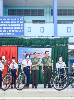 Tặng xe đạp cho học sinh nghèo Cần Thơ nhân dịp năm học mới