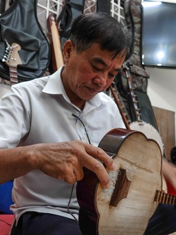 Nghệ nhân “độc nhất miền Tây” chuyên sửa các loại đàn cổ