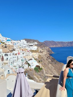 Ngủ nhà hang giá ngàn USD ở đảo thiên đường Santorini