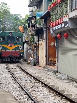Dẹp bỏ phố cà phê đường tàu, bước thụt lùi của quản lý du lịch Việt Nam?