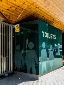 Tranh cãi nảy lửa vì sao nhà vệ sinh ở châu Á chỉ dùng vòi xịt