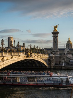 Những cây cầu kỳ quan của tình yêu và thù hận ở Paris