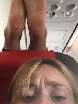 Tranh cãi về việc nên hay không nên đi chân trần trên máy bay