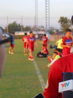 Văn Toàn không ngại 3-4-3, HLV Park đãi pizza toàn đội