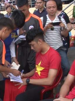 CĐV xứ Huế nồng nhiệt chào đón tuyển thủ U.23 Việt Nam