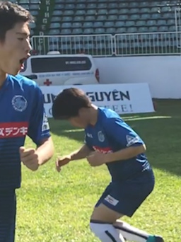 Cách khởi động lạ lẫm của cầu thủ trẻ đến từ Nhật Bản