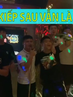 Quang Hải, Tiến Dũng, Văn Hậu, Đức Chinh...trổ tài hát karaoke