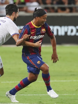 Highlights Barcelona Legends 2-3 Real Madrid Legends: Ronaldinho ghi bàn ngày trở lại