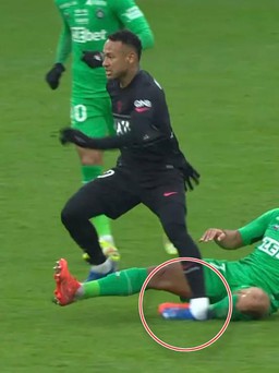 Xem kĩ pha chấn thương gập cổ chân kinh hoàng của Neymar