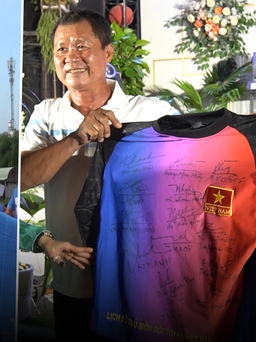 Ông Đoàn Ngọc Hải thể hiện trình đá bóng cùng cựu tuyển thủ Việt Nam