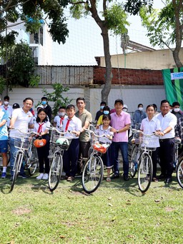 Đội bóng Báo Thanh Niên trao xe đạp, gây quỹ mua bảo hiểm y tế cho học sinh