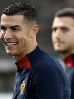 Ronaldo tươi cười trên sân tập Bồ Đào Nha sau cuộc phỏng vấn gây bão dư luận