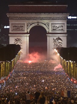 Paris trẩy hội sau khi Pháp vào chung kết World Cup 2018