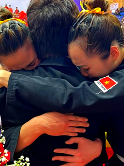 Giành HCV sau 14 năm khổ luyện, 3 cô gái pencak silat ôm nhau òa khóc