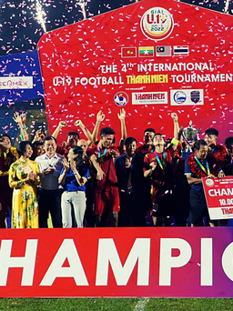 Góc máy không có trên tivi: Văn Trường băng bột nhận cúp vô địch cùng U.19 Việt Nam