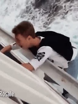 Thiếu niên làm liều trên du thuyền khiến dân mạng rợn tóc gáy