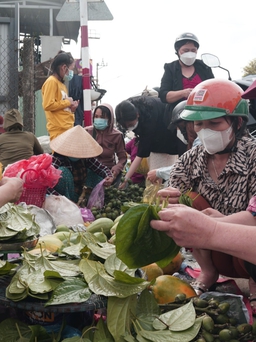 Bình Định: Người dân đổ xô đi mua lộc đầu năm tại hội chợ Gò