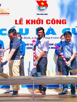 Đoàn viên thanh niên Bình Định góp công xây dựng cầu nông thôn