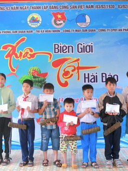 Gói 200 đòn bánh tét tặng học sinh nghèo