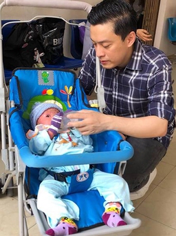 Lam Trường đến thăm em bé bị bệnh hiếm gặp, da bong tróc