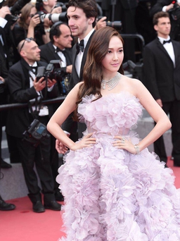 Cựu thành viên SNSD bị chê thiếu tự nhiên trên thảm đỏ Cannes 2018