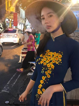 Người đẹp xứ Hàn bị 'ném đá' vì mặc áo dài hút thuốc