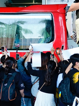 Fan Việt vây kín xe chở sao Hàn tại sân bay