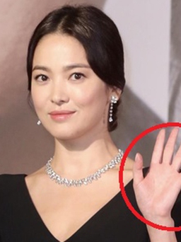 Song Hye Kyo không đeo nhẫn cưới, nắm tay Lưu Đức Hoa tại Kim Tượng 2019