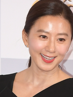 'Bà cả' Kim Hee Ae sang chảnh trên thảm đỏ