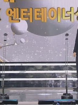 Bật cười với màn trao giải của showbiz Hàn mùa dịch Covid-19